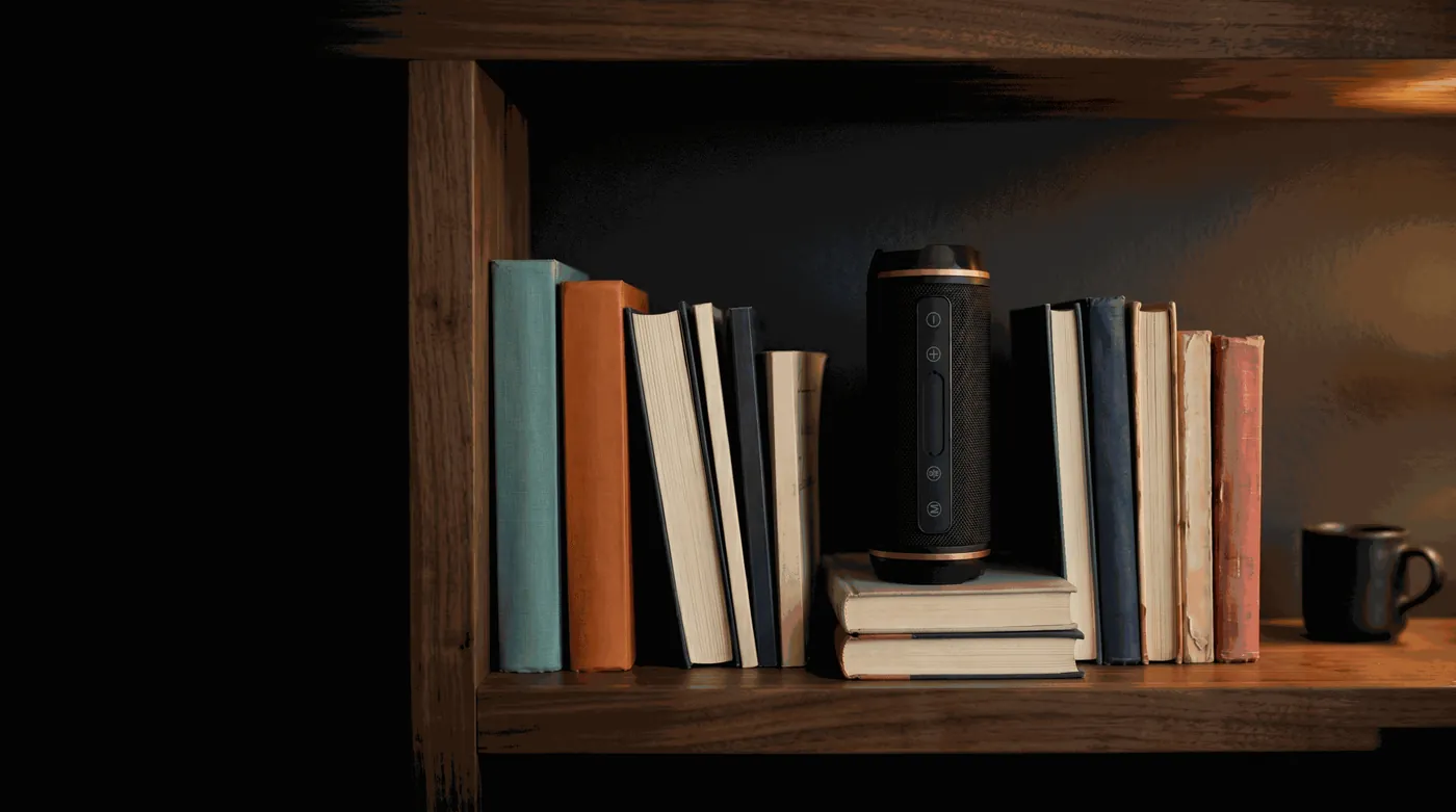 Luke negro en vertical, entre libros en una estantería de madera